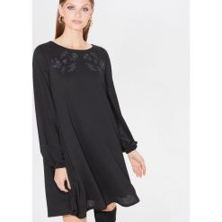 Trapezowa sukienka z haftem - Czarny. Czarne sukienki damskie Mohito, s, z haftami, bez kołnierzyka, bez rękawów, trapezowe. W wyprzedaży za 59,99 zł.