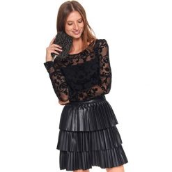 Body we wzory. Czarne bluzki damskie Top Secret, w koronkowe wzory, z koronki, eleganckie, bez kołnierzyka, bez rękawów. Za 89,99 zł.
