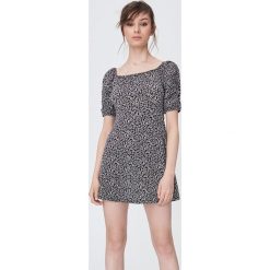 Sukienka mini z wiskozy - Czarny. Czarne sukienki damskie Sinsay, s, bez wzorów, z wiskozy, bez kołnierzyka, bez rękawów, mini. Za 49,99 zł.