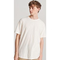 Gładki T-shirt - Kremowy. Białe t-shirty damskie Reserved, xl, bez wzorów, bez kołnierzyka. Za 29,99 zł.