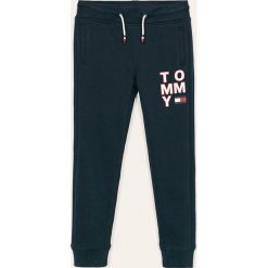 Tommy Hilfiger - Spodnie dziecięce 128-176 cm. Niebieskie spodnie chłopięce TOMMY HILFIGER, z nadrukiem, z elastanu. Za 269,90 zł.