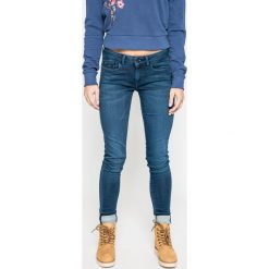 Pepe Jeans - Jeansy. Niebieskie jeansy damskie rurki marki Pepe Jeans, z elastanu, z obniżonym stanem. W wyprzedaży za 219,90 zł.