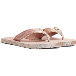 TOMMY HILFIGER GLITTER FLAT BEACH SANDAL > FW0FW04804-0JW. Klapki damskie TOMMY HILFIGER, w paski, z gumy, bez obcasa. W wyprzedaży za 149,99 zł.