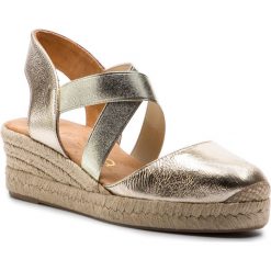 Espadryle UNISA - Cele 19 Mer Platino Mercury. Żółte espadryle damskie Unisa, bez wzorów, ze skóry, bez obcasa, na obcasie. W wyprzedaży za 239,00 zł.