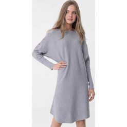 Szara Sukienka Selah. Szare sukienki damskie Born2be, na jesień, s, w koronkowe wzory, z dzianiny, z okrągłym kołnierzem, z długim rękawem, długie, mini, oversize. Za 99,99 zł.