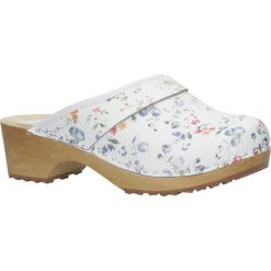 Białe chodaki skórzane w kwiatki Casu. Białe klapki damskie Casu, w kwiaty, bez obcasa. Za 49,99 zł.