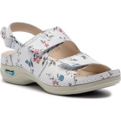 Sandały NURSING CARE - Helsinki WG9F1 Flores/Flowers. Białe klapki damskie Nursing Care, bez wzorów, ze skóry ekologicznej, bez obcasa, na obcasie. Za 289,00 zł.