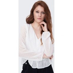 Zwiewna bluzka z transparentenej tkaniny - Kremowy. Białe bluzki damskie Sinsay, s, bez wzorów, z tkaniny, bez kołnierzyka, bez rękawów. Za 49,99 zł.