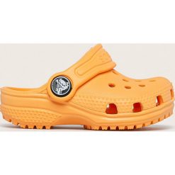 Crocs - Klapki dziecięce. Niebieskie sandały dziewczęce Crocs, z materiału, bez zapięcia. W wyprzedaży za 99,90 zł.