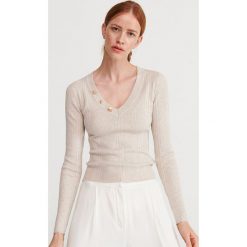 Sweter z ozdobnymi guzikami - Beżowy. Brązowe swetry damskie Reserved, s, bez wzorów, bez rękawów, bez kaptura. Za 69,99 zł.