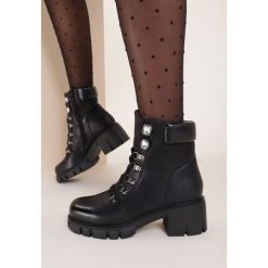 Czarne Botki Lynnoria. Czarne botki damskie Renee, bez obcasa, bez zapięcia. Za 149,99 zł.