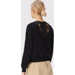 Bluza z szydełkowym panelem - Czarny. Czarne bluzy damskie Sinsay, s, bez wzorów, bez rękawów, bez kaptura. Za 49,99 zł.