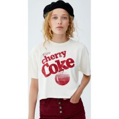 Koszulka „Cherry Coke”. Czerwone t-shirty damskie marki Pull&Bear. Za 59,90 zł.