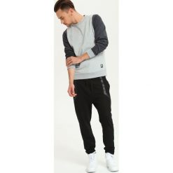 Bluza nierozpinana męska klasyczna, z przeszyciami. Szare bluzy męskie DRYWASH, xxl, bez wzorów, klasyczne, z kapturem, z długim rękawem, długie, bez kaptura. W wyprzedaży za 39,99 zł.