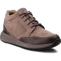 Półbuty CLARKS - Un Coast Dry 261382947 Taupe Nubuck. Brązowe derby męskie Clarks, z materiału. Za 589,00 zł.