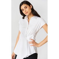 NA-KD Classic Bluzka z krótkim rękawem kimonowym - White. Białe bluzki damskie NA-KD Classic, bez wzorów, bez kołnierzyka, z krótkim rękawem. Za 60,95 zł.