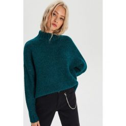 Sweter oversize z golfem - Zielony. Zielone swetry damskie Cropp, s, bez wzorów, bez rękawów, bez kaptura. Za 99,99 zł.