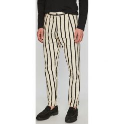 Scotch & Soda - Spodnie. Białe spodnie męskie Scotch & Soda, na co dzień, bez wzorów, z bawełny, casualowe. Za 699,90 zł.