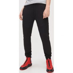 Joggery basic z aplikacją - Czarny. Czarne spodnie męskie Cropp, s, z aplikacjami. Za 99,99 zł.