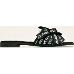 Desigual - Klapki. Czarne klapki damskie Desigual, bez wzorów, z gumy, bez obcasa, na obcasie. W wyprzedaży za 199,90 zł.