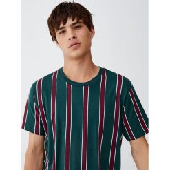 Koszulka w szerokie pionowe paski. Czarne koszulki męskie Pull&Bear, m, w paski, bez kołnierzyka, z krótkim rękawem, krótkie. Za 49,90 zł.