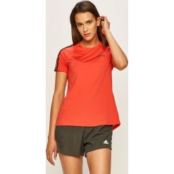 Adidas - T-shirt. Różowe topy damskie Adidas, s, z nadrukiem, z elastanu, z okrągłym kołnierzem. W wyprzedaży za 89,90 zł.