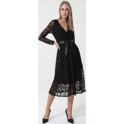Czarna Sukienka Addicks. Czarne sukienki damskie Born2be, s, z dzianiny, klasyczne, długie, maxi, rozkloszowane. Za 119,99 zł.