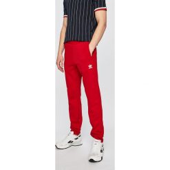 Adidas Originals - Spodnie. Czerwone spodnie męskie adidas Originals, na co dzień, s, bez wzorów, z elastanu, casualowe. W wyprzedaży za 219,90 zł.