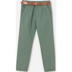 Spodnie chinos z paskiem - Zielony. Zielone spodnie męskie Reserved, bez wzorów. W wyprzedaży za 49,99 zł.