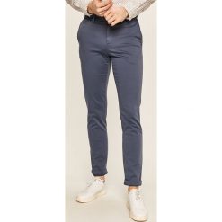 Tommy Hilfiger - Spodnie. Niebieskie spodnie męskie TOMMY HILFIGER, na co dzień, bez wzorów, z elastanu. W wyprzedaży za 289,90 zł.