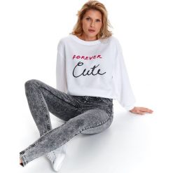 Damska bluza nierozpinana z napisem. Białe bluzy damskie Top Secret, na wiosnę, z napisami, bez rękawów, bez kaptura. W wyprzedaży za 44,99 zł.