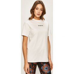 Desigual - T-shirt. Czarne bluzki damskie Desigual, s, z nadrukiem, z bawełny, z okrągłym kołnierzem, z krótkim rękawem. W wyprzedaży za 119,90 zł.
