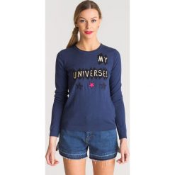 SWETER EMPORIO ARMANI. Niebieskie swetry damskie Emporio Armani, z aplikacjami, z bawełny, bez rękawów, bez kaptura. Za 560,45 zł.
