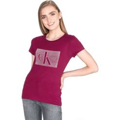 Calvin Klein Monogram Koszulka Czerwony Różowy. Różowe koszulki damskie Calvin Klein, l, z nadrukiem, z bawełny, bez kołnierzyka, z krótkim rękawem. Za 256,95 zł.