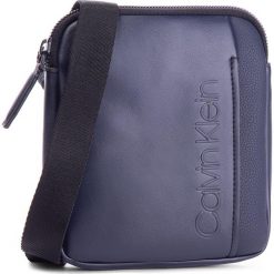 Saszetka CALVIN KLEIN - Elevated Logo Mini Flat Crossover K50K503874 443. Niebieskie torby męskie skórzane Calvin Klein, bez wzorów, ze skóry ekologicznej, młodzieżowe. W wyprzedaży za 249,00 zł.