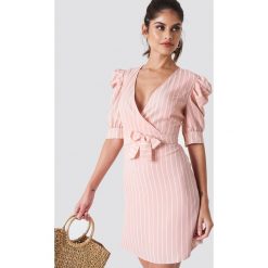 Trendyol Sukienka midi z bufiastym rękawem - Pink. Różowe sukienki damskie marki Trendyol, bez wzorów, z poliesteru, bez kołnierzyka, z krótkim rękawem, krótkie, midi. Za 141,95 zł.