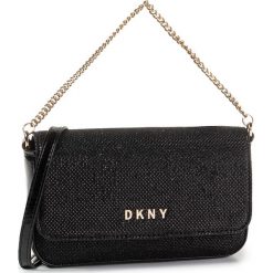 Torebka DKNY - Item Flp Demi Cbody R93HDE05 Blk/Gold BGD. Czarne torebki klasyczne damskie DKNY, bez wzorów, ze skóry, klasyczne, lakierowane, bez dodatków. W wyprzedaży za 409,00 zł.