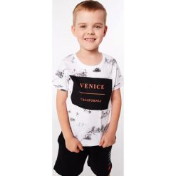 T-shirt chłopięcy z nadrukiem biały NDZ4445. Białe t-shirty chłopięce Fasardi, z nadrukiem, bez rękawów. Za 39,00 zł.