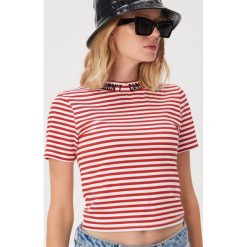 Bawełniany t-shirt w paski - Biały. Białe t-shirty damskie Sinsay, s, w paski, z bawełny, bez kołnierzyka. W wyprzedaży za 19,99 zł.