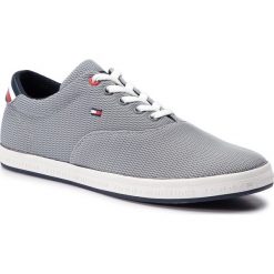 Tenisówki TOMMY HILFIGER - Essential Oxford Textile Sneaker FM0FM02052 Griffin 991. Szare półbuty męskie TOMMY HILFIGER, bez wzorów, z gumy, eleganckie, bez zapięcia. Za 299,00 zł.