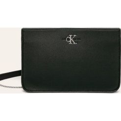 Calvin Klein Jeans - Torebka. Czarne listonoszki damskie Calvin Klein Jeans, w paski, z jeansu, na ramię, małe, bez dodatków. W wyprzedaży za 359,90 zł.