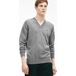 Sweter w kolorze szarym. Szare swetry męskie Lacoste, s, z aplikacjami, z wełny, klasyczne, bez kołnierzyka, bez kaptura. W wyprzedaży za 349,95 zł.
