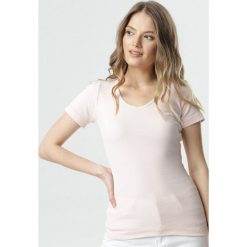 Jasnoróżowy T-shirt Blomsea. Różowe t-shirty damskie Born2be, s, bez wzorów, z dzianiny, sportowe, bez kołnierzyka, z krótkim rękawem. Za 39,99 zł.