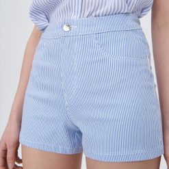Dopasowane szorty high waist - Niebieski. Niebieskie szorty damskie Sinsay, bez wzorów, z podwyższonym stanem. Za 29,99 zł.