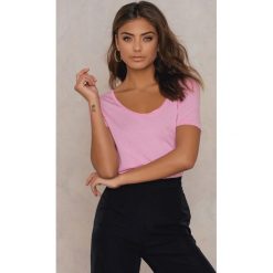 T-shirty damskie: Filippa K T-shirt z głębokim okrągłym dekoltem – Pink