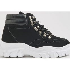 Sportowe buty za kostkę - Czarny. Czarne buty sportowe damskie Sinsay, bez wzorów, sportowe. W wyprzedaży za 63,99 zł.