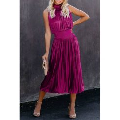 Sukienka NAZARA PURPLE. Fioletowe sukienki damskie IVET, bez wzorów, z materiału, eleganckie, bez kołnierzyka, bez rękawów, długie, plisowane. W wyprzedaży za 79,00 zł.