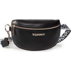 Saszetka nerka TOMMY HILFIGER - Iconic Tommy Bumbag AW0AW08302 BSA. Czarne nerki damskie TOMMY HILFIGER, bez wzorów, ze skóry ekologicznej, bez dodatków. W wyprzedaży za 359,00 zł.