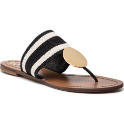 Japonki TORY BURCH - Patos Disk Sandal 55724 Black And White Stripe/Royal Tan 972. Czarne klapki damskie Tory Burch, z aplikacjami, ze skóry, bez obcasa, na obcasie. W wyprzedaży za 879,00 zł.