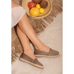 Khaki Espadryle Awarded. Brązowe espadryle damskie Born2be, bez wzorów, bez obcasa, na płaskiej podeszwie. Za 59,99 zł.